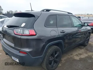 2019 Jeep Cherokee Latitude Plus z VIN 1C4PJLLN6KD326921, wystawiony jako IAAI lot #42442460 z przebiegiem 71 516 mil mil oraz . Historia ofert i sprzedaży dostępna na DreamBid. Obrazek 4.
