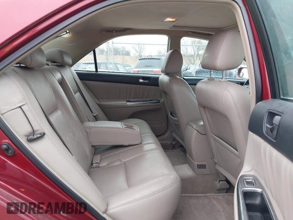2003 Toyota Camry LE z VIN 4T1BF32K83U056252, wystawiony jako IAAI lot #41944815 z przebiegiem 324 105 mil mil oraz . Historia ofert i sprzedaży dostępna na DreamBid. Obrazek 8.