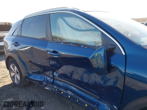 2017 Kia Niro LX with VIN KNDCB3LC7H5057440, listed as a IAAI auction lot 41639326 with 83,481 mi miles. Bid and sale history available at carsss.com. Image 6.