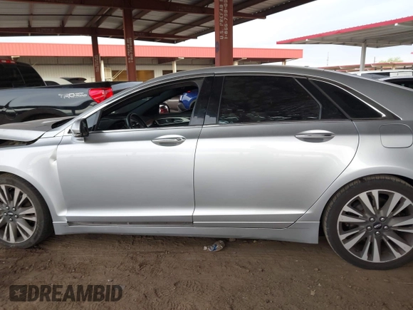 2017 Lincoln MKZ Reserve z VIN 3LN6L5E93HR603246, wystawiony jako IAAI lot #42024614 z przebiegiem 131 622 mil mil oraz . Historia ofert i sprzedaży dostępna na DreamBid. Obrazek 14.