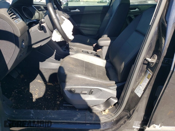 2018 Volkswagen Tiguan SEL z VIN 3VV3B7AX5JM157504, wystawiony jako Copart lot #48375505 z przebiegiem 81 742 mil mil oraz Szkoda całkowita • Salvage title. Historia ofert i sprzedaży dostępna na DreamBid. Obrazek 7.
