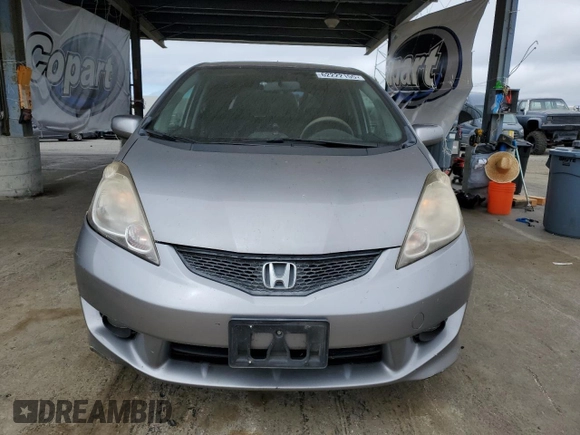 2009 Honda Fit Sport z VIN JHMGE884X9C002533, wystawiony jako Copart lot #62222155 z przebiegiem 133 148 mil mil oraz Czysty tytuł • Clean title. Historia ofert i sprzedaży dostępna na DreamBid. Obrazek 5.
