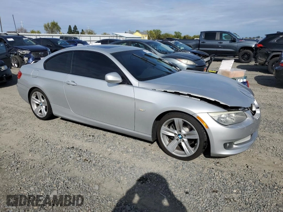 2011 BMW 3 Series 328i z VIN WBAKE5C55BE429684, wystawiony jako Copart lot #49988935 z przebiegiem 108 842 mil mil oraz Szkoda całkowita • Salvage title. Historia ofert i sprzedaży dostępna na DreamBid. Obrazek 4.