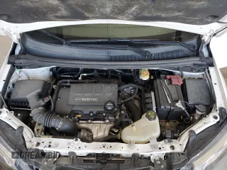 2020 Chevrolet Sonic LT z VIN 1G1JG6SB2L4117800, wystawiony jako Copart lot #55223025 z przebiegiem 79 777 mil mil oraz Szkody całkowita. Historia ofert i sprzedaży dostępna na DreamBid. Obrazek 11.