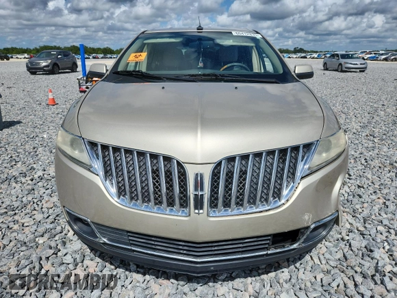 2011 Lincoln MKX z VIN 2LMDJ6JK4BBJ21777, wystawiony jako Copart lot #60412835 z przebiegiem Nie podano mil oraz Szkoda całkowita • Salvage title. Historia ofert i sprzedaży dostępna na DreamBid. Obrazek 5.