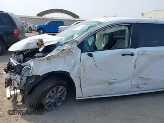 2025 Toyota Sienna LE z VIN 5TDKRKEC8SS245934, wystawiony jako IAAI lot #42274195 z przebiegiem 4 933 mil mil oraz . Historia ofert i sprzedaży dostępna na DreamBid. Obrazek 6.