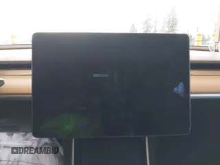 2018 Tesla Model 3 Long Range Battery z VIN 5YJ3E1EA7JF035949, wystawiony jako IAAI lot #41627027 z przebiegiem Nie podano mil oraz . Historia ofert i sprzedaży dostępna na DreamBid. Obrazek 7.