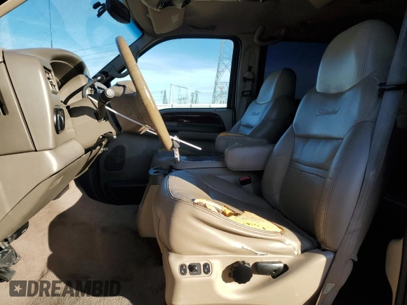 2001 Ford Excursion Limited z VIN 1FMNU42S41EA08926, wystawiony jako Copart lot #86759004 z przebiegiem 163 271 mil mil oraz Czysty tytuł • Clean title. Historia ofert i sprzedaży dostępna na DreamBid. Obrazek 7.