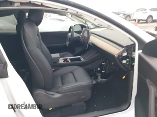 2022 Tesla Model Y Long Range z VIN 7SAYGDEE4NF315356, wystawiony jako IAAI lot #41571151 z przebiegiem 1 056 mil mil oraz . Historia ofert i sprzedaży dostępna na DreamBid. Obrazek 5.