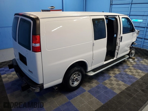 2024 GMC Savana Cargo Van with VIN 1GTW7AFP2R1237970, listed as a Copart auction lot 88533285 with 425 mi miles and Clean Title. Bid and sale history available at carsss.com. Image 3.