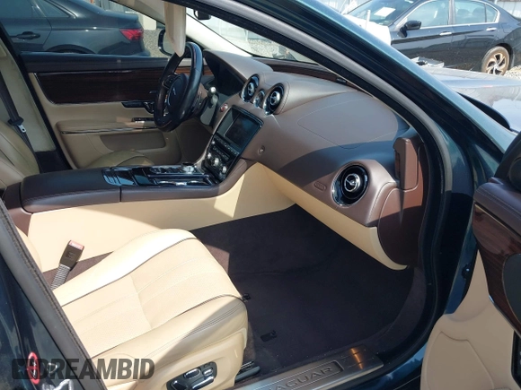 2014 Jaguar XJ Portfolio z VIN SAJWA2GZ4E8V60315, wystawiony jako IAAI lot #42293880 z przebiegiem 97 712 mil mil oraz . Historia ofert i sprzedaży dostępna na DreamBid. Obrazek 5.