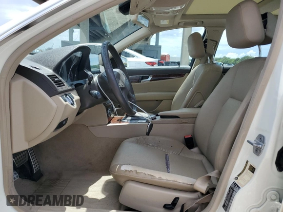 2011 Mercedes-Benz C 300 Sport z VIN WDDGF5EB8BA522981, wystawiony jako Copart lot #62497165 z przebiegiem 108 446 mil mil oraz Szkoda całkowita • Salvage title. Historia ofert i sprzedaży dostępna na DreamBid. Obrazek 7.