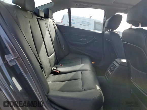 2018 BMW 3 Series 320i z VIN WBA8A9C55JAH14312, wystawiony jako Copart lot #49729535 z przebiegiem 54 867 mil mil oraz Czysty tytuł • Clean title. Historia ofert i sprzedaży dostępna na DreamBid. Obrazek 10.