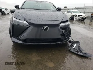 2023 Lexus RZ 450e Premium z VIN JTJAAAABXPA013377, wystawiony jako Copart lot #41903324 z przebiegiem 6529 mil mil oraz . Historia ofert i sprzedaży dostępna na DreamBid. Obrazek 5.