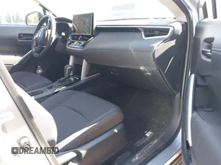 2023 Toyota Corolla Cross LE z VIN 7MUBAABG4PV062357, wystawiony jako IAAI lot #42616530 z przebiegiem 10 366 mil mil oraz . Historia ofert i sprzedaży dostępna na DreamBid. Obrazek 5.