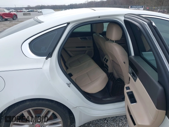 2016 Jaguar XF 35t Prestige with VIN SAJBE4BVXGCY10577, listed as a IAAI auction lot 41515540 with 60,862 mi miles. Bid and sale history available at carsss.com. Image 8.