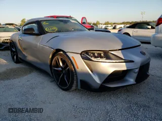 2022 Toyota Supra 3.0 z VIN WZ1DB0C04NW047447, wystawiony jako Copart lot #64258802 z przebiegiem Nie podano mil oraz . Historia ofert i sprzedaży dostępna na DreamBid. Obrazek 1.