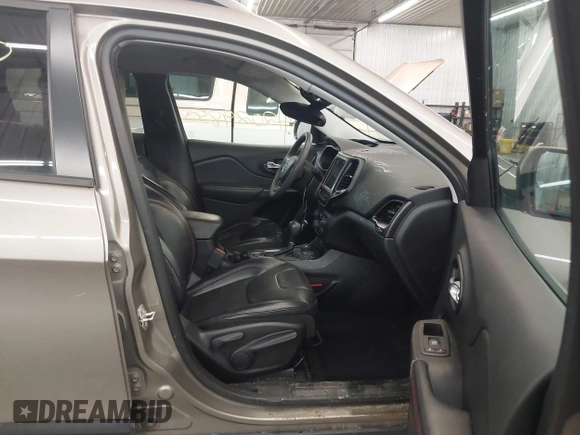 2021 Jeep Cherokee Trailhawk z VIN 1C4PJMBX5MD231018, wystawiony jako IAAI lot #42029850 z przebiegiem 66 525 mil mil oraz . Historia ofert i sprzedaży dostępna na DreamBid. Obrazek 5.