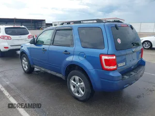 2010 Ford Escape XLT z VIN 1FMCU0D79AKC48435, wystawiony jako IAAI lot #42230904 z przebiegiem 137 530 mil mil oraz . Historia ofert i sprzedaży dostępna na DreamBid. Obrazek 3.
