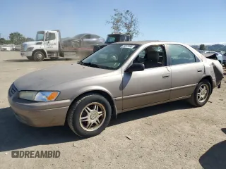 1999 Toyota Camry LE z VIN JT2BF28K2X0163597, wystawiony jako Copart lot #56072895 z przebiegiem 190 226 mil mil oraz Szkoda całkowita • Salvage title. Historia ofert i sprzedaży dostępna na DreamBid. Obrazek 1.