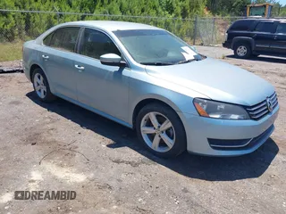 2013 Volkswagen Passat SE z VIN 1VWBH7A36DC065018, wystawiony jako IAAI lot #42327006 z przebiegiem 138 609 mil mil oraz . Historia ofert i sprzedaży dostępna na DreamBid. Obrazek 1.