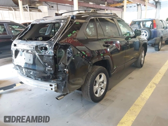2021 Toyota RAV4 Hybrid LE z VIN 2T3M6RFV8MW011627, wystawiony jako IAAI lot #42223959 z przebiegiem 99 776 mil mil oraz . Historia ofert i sprzedaży dostępna na DreamBid. Obrazek 4.
