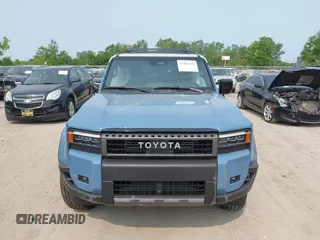 2024 Toyota Land Cruiser z VIN JTEABFAJ3RK018014, wystawiony jako IAAI lot #42404632 z przebiegiem 2 983 mil mil oraz . Historia ofert i sprzedaży dostępna na DreamBid. Obrazek 12.