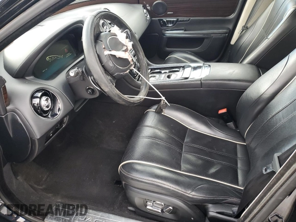 2015 Jaguar XJ Portfolio z VIN SAJWJ2GD4F8V79582, wystawiony jako Copart lot #42121395 z przebiegiem 65 017 mil mil oraz Szkoda całkowita • Salvage title. Historia ofert i sprzedaży dostępna na DreamBid. Obrazek 7.