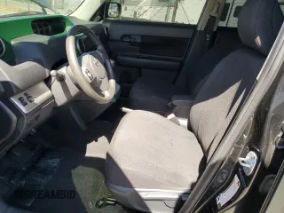 2008 Scion xB z VIN JTLKE50E681048714, wystawiony jako Copart lot #57900195 z przebiegiem 246 568 mil mil oraz Szkoda całkowita • Salvage title. Historia ofert i sprzedaży dostępna na DreamBid. Obrazek 7.