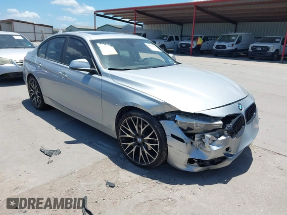 2013 BMW 3 Series 328i xDrive z VIN WBA3B3C56DF531025, wystawiony jako IAAI lot #42507909 z przebiegiem 97 331 mil mil oraz . Historia ofert i sprzedaży dostępna na DreamBid. Obrazek 1.