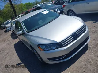 2014 Volkswagen Passat Wolfsburg Edition z VIN 1VWAT7A36EC045573, wystawiony jako IAAI lot #41998740 z przebiegiem 151 633 mil mil oraz . Historia ofert i sprzedaży dostępna na DreamBid. Obrazek 1.
