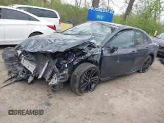 2025 Toyota Camry LE z VIN 4T1DBADK6SU509451, wystawiony jako IAAI lot #42040733 z przebiegiem 22 091 mil mil oraz . Historia ofert i sprzedaży dostępna na DreamBid. Obrazek 2.