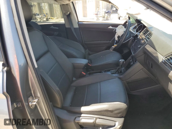 2020 Volkswagen Tiguan SE z VIN 3VV3B7AX9LM083040, wystawiony jako Copart lot #49855254 z przebiegiem 76 171 mil mil oraz Nie do naprawy • Non repairable. Historia ofert i sprzedaży dostępna na DreamBid. Obrazek 7.