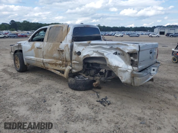 2005 Dodge Dakota SLT z VIN 1D7HW48K85S226691, wystawiony jako Copart lot #59007185 z przebiegiem Nie podano mil oraz Czysty tytuł • Clean title. Historia ofert i sprzedaży dostępna na DreamBid. Obrazek 2.
