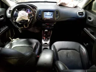 2019 Jeep Compass Latitude z VIN 3C4NJDBB6KT629924, wystawiony jako Copart lot #52282615 z przebiegiem 84 373 mil mil oraz Szkoda całkowita • Salvage title. Historia ofert i sprzedaży dostępna na DreamBid. Obrazek 8.