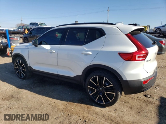 2023 Volvo XC40 Ultimate Dark Theme z VIN YV4L12UX4P2003752, wystawiony jako Copart lot #80270204 z przebiegiem 6194 mil mil oraz Szkody całkowita. Historia ofert i sprzedaży dostępna na DreamBid. Obrazek 2.