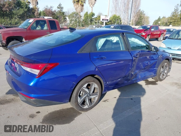 2023 Hyundai Elantra SEL z VIN KMHLS4AG4PU483002, wystawiony jako IAAI lot #41838930 z przebiegiem 7 501 mil mil oraz . Historia ofert i sprzedaży dostępna na DreamBid. Obrazek 4.