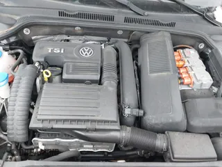 2015 Volkswagen Jetta Sedan Hybrid SEL Premium with VIN 3VW637AJXFM314288, listed as a IAAI auction lot 41715001 with 152,484 mi miles. Bid and sale history available at carsss.com. Image 10.