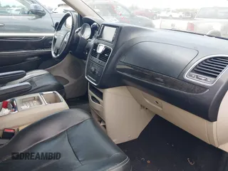 2011 Chrysler Town & Country Touring L z VIN 2A4RR8DG2BR799141, wystawiony jako IAAI lot #42058383 z przebiegiem 165 548 mil mil oraz . Historia ofert i sprzedaży dostępna na DreamBid. Obrazek 5.