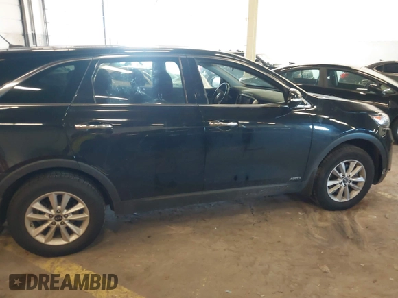 2019 Kia Sorento LX with VIN 5XYPGDA32KG511068, listed as a IAAI auction lot 41682042 with 111,148 mi miles. Bid and sale history available at carsss.com. Image 12.