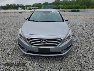 2017 Hyundai Sonata 2.4L z VIN 5NPE24AF3HH464683, wystawiony jako Copart lot #57812815 z przebiegiem 123 219 mil mil oraz Czysty tytuł • Clean title. Historia ofert i sprzedaży dostępna na DreamBid. Obrazek 5.