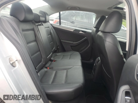 2015 Volkswagen Jetta SE z VIN 3VWD07AJ0FM252092, wystawiony jako Copart lot #56682945 z przebiegiem 104 325 mil mil oraz Czysty tytuł • Clean title. Historia ofert i sprzedaży dostępna na DreamBid. Obrazek 10.