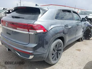 2024 Volkswagen Atlas SE z VIN 1V2JE2CA1RC252078, wystawiony jako IAAI lot #42061482 z przebiegiem 10 396 mil mil oraz . Historia ofert i sprzedaży dostępna na DreamBid. Obrazek 4.