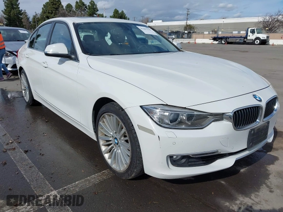 2015 BMW 3 Series 328i xDrive z VIN WBA3B3C59FJ983793, wystawiony jako IAAI lot #41667510 z przebiegiem 113 429 mil mil oraz . Historia ofert i sprzedaży dostępna na DreamBid. Obrazek 1.