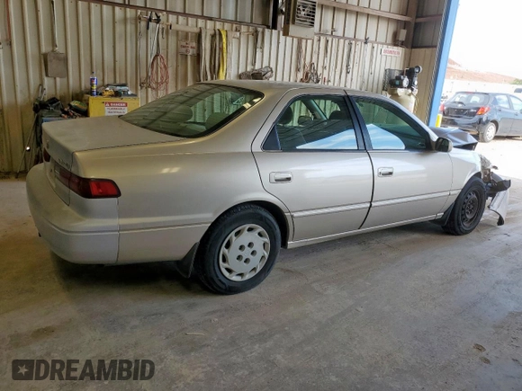 1999 Toyota Camry LE z VIN 4T1BG22K3XU392937, wystawiony jako Copart lot #57371225 z przebiegiem 187 793 mil mil oraz Szkoda całkowita • Salvage title. Historia ofert i sprzedaży dostępna na DreamBid. Obrazek 3.