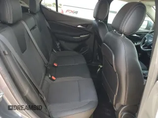 2022 Buick Encore GX Select z VIN KL4MMDSL2NB116455, wystawiony jako Copart lot #54959435 z przebiegiem 63 920 mil mil oraz Czysty tytuł • Clean title. Historia ofert i sprzedaży dostępna na DreamBid. Obrazek 11.