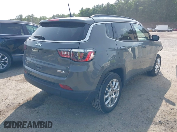 2023 Jeep Compass Latitude Lux z VIN 3C4NJDFN8PT531229, wystawiony jako IAAI lot #42383427 z przebiegiem 6 979 mil mil oraz . Historia ofert i sprzedaży dostępna na DreamBid. Obrazek 4.