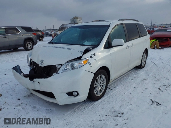 2017 Toyota Sienna XLE Auto Access Seat with VIN 5TDYZ3DC4HS852620, listed as a IAAI auction lot 40988036 with 82,581 mi miles. Bid and sale history available at carsss.com. Image 18.