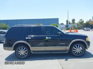 2002 Ford Explorer Eddie Bauer z VIN 1FMDU74E42ZC47584, wystawiony jako IAAI lot #42456721 z przebiegiem 141 518 mil mil oraz . Historia ofert i sprzedaży dostępna na DreamBid. Obrazek 13.