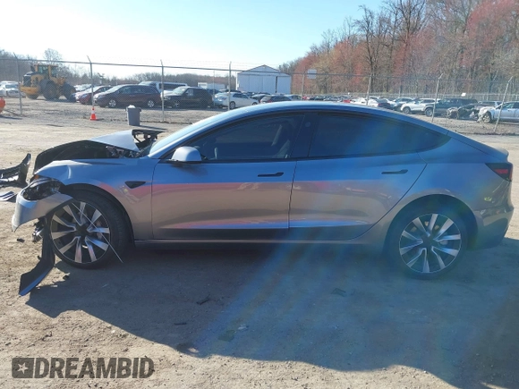 2025 Tesla Model 3 Long Range z VIN 5YJ3E1EA1SF877574, wystawiony jako IAAI lot #41891632 z przebiegiem 2 914 mil mil oraz . Historia ofert i sprzedaży dostępna na DreamBid. Obrazek 13.